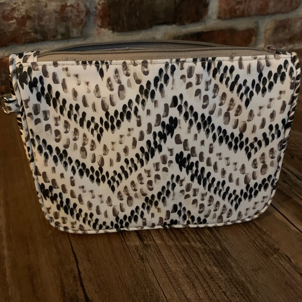Thirty-One Makeup Bag in Raindrop Chevron